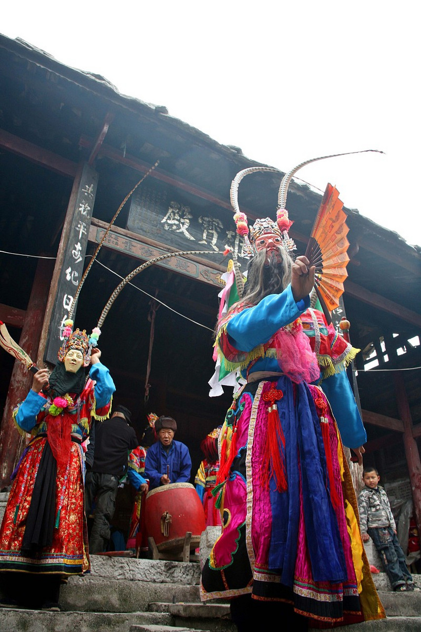傩舞是我国古代长江流域流行的一种舞蹈,舞者戴着各种质朴而夸张的