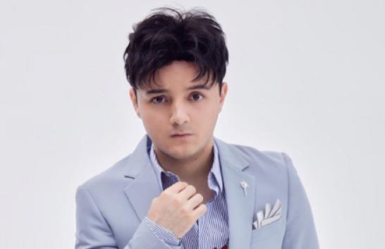 爆红童星阿尔法大变样,7岁登春晚,20岁就秃顶,植发后帅气逼人