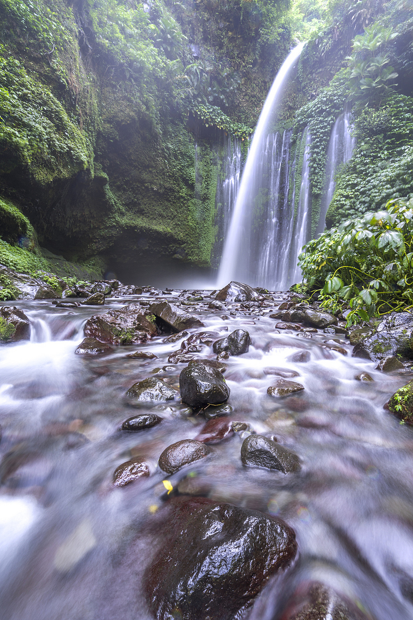 万州大瀑布震撼人心:亚洲第一瀑的壮丽之美  说到瀑布,你们可能会想到