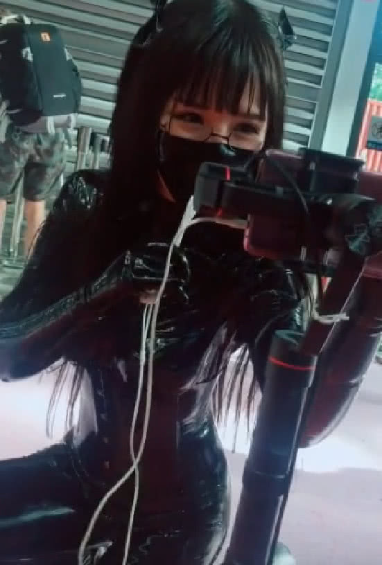 漫展皮衣小姐姐火了,这是黑寡妇?网友:错,是毒液