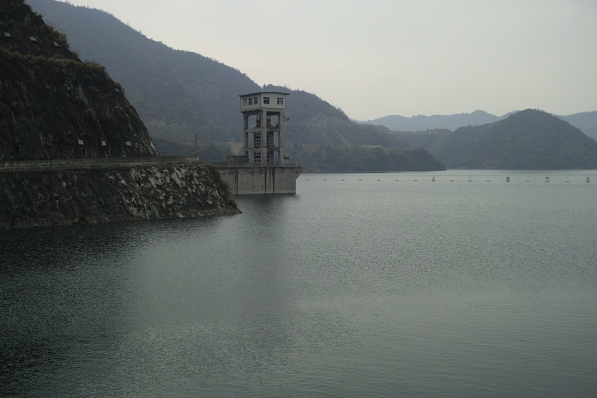 石梁河水库,位于新沭河中游,苏鲁交界处的赣榆,东海,临沭三县区.