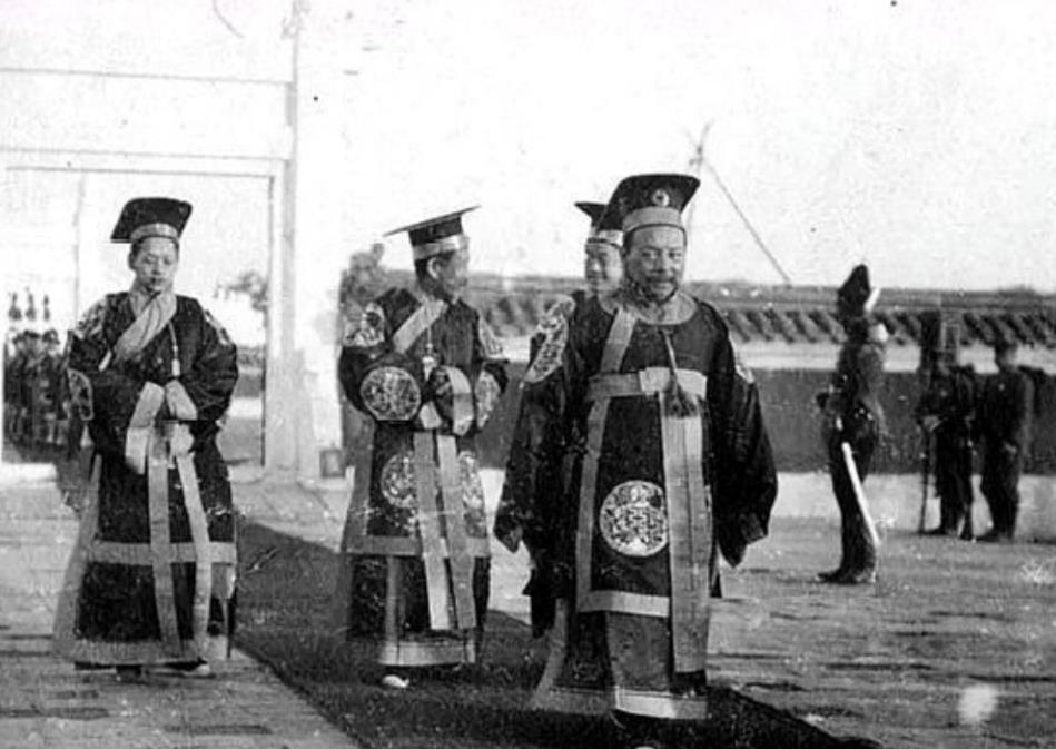 1914年冬天,袁世凯身穿龙袍在天坛祭天.