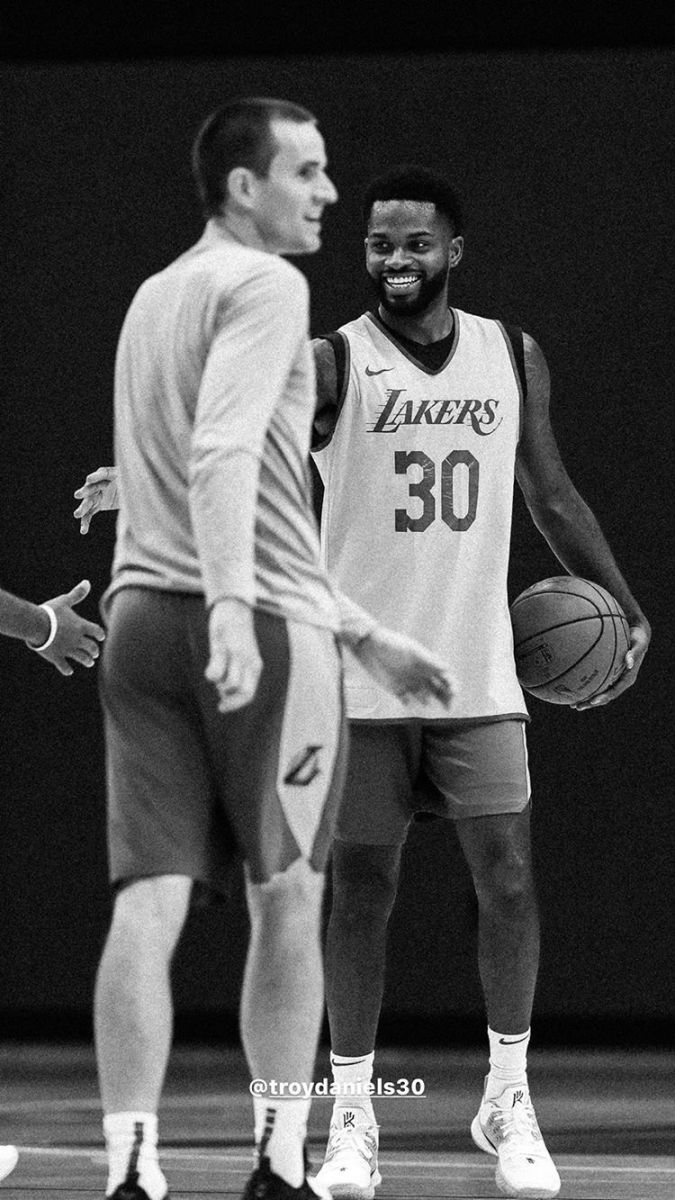 詹多连线!湖人官方发布今日队内训练图片及短片