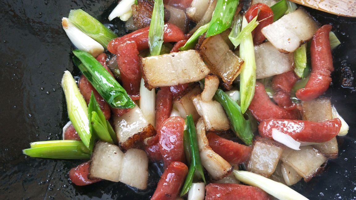 蒜苗炒烧肉加广式香肠,凉拌黄瓜,蒜泥皮蛋,酥肉丸子烩菜