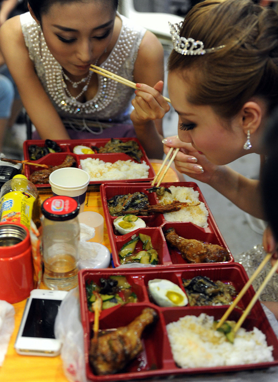 女子吃自助餐竟然吃出了4万多元 贵州贵阳,一女子去吃自助餐时,因为点