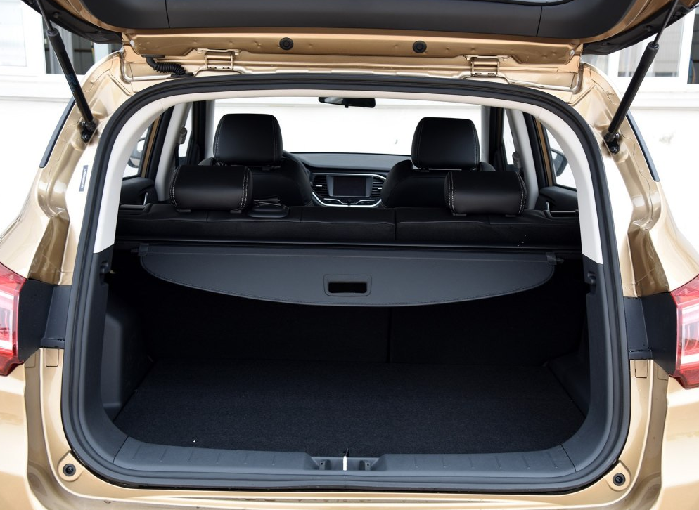 没想到的就是这台车的后备箱空间还是挺宽敞的,对于家用绝对是足够用