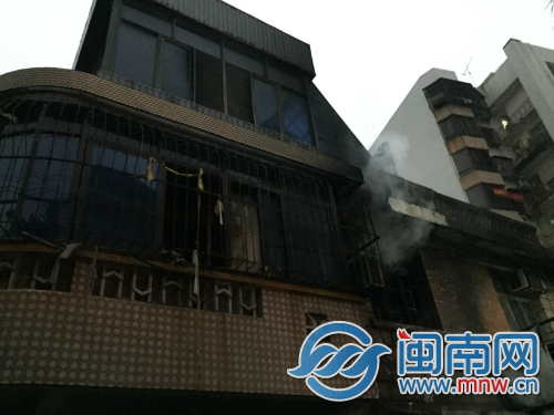 泉州市区一窗帘仓库着火 火已扑灭