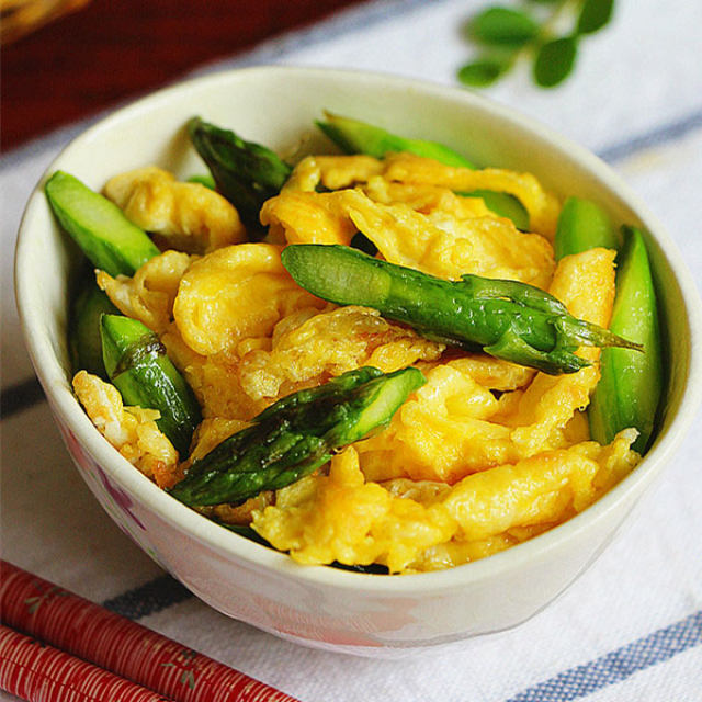 芦笋炒鸡蛋,鸡蛋松嫩,芦笋清脆,清淡香爽,很营养的快手小炒哦