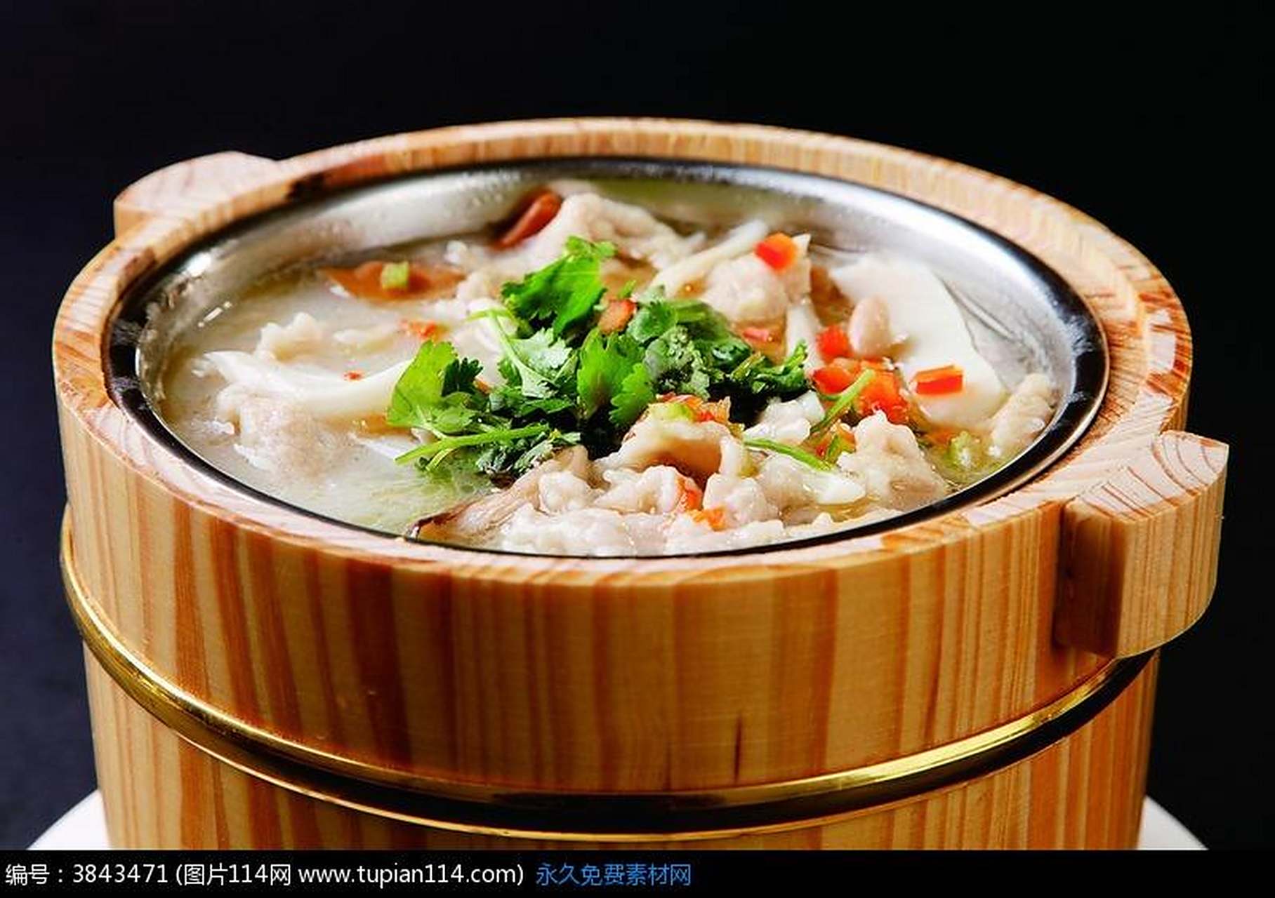 新乡木桶水滑肉,肉片滑软,配料丰富,营养齐全,口味也清爽,可谓老少