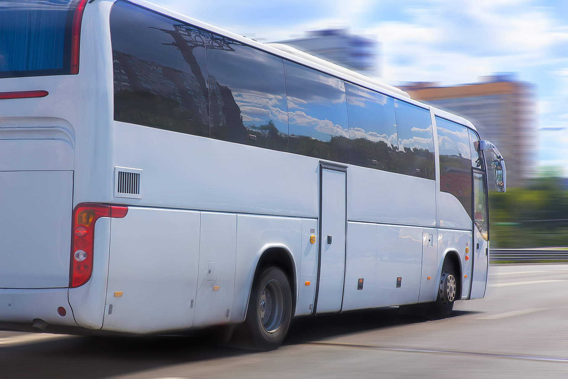 博罗地区27座普通中巴车带司机的租赁价格由基础租金,司机费用,油费