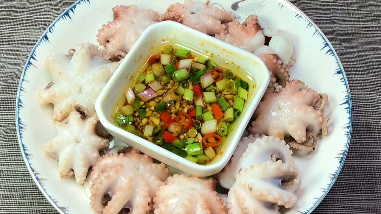 白灼八爪鱼,掌握好做法技巧,蘸着料汁吃爽口美味!