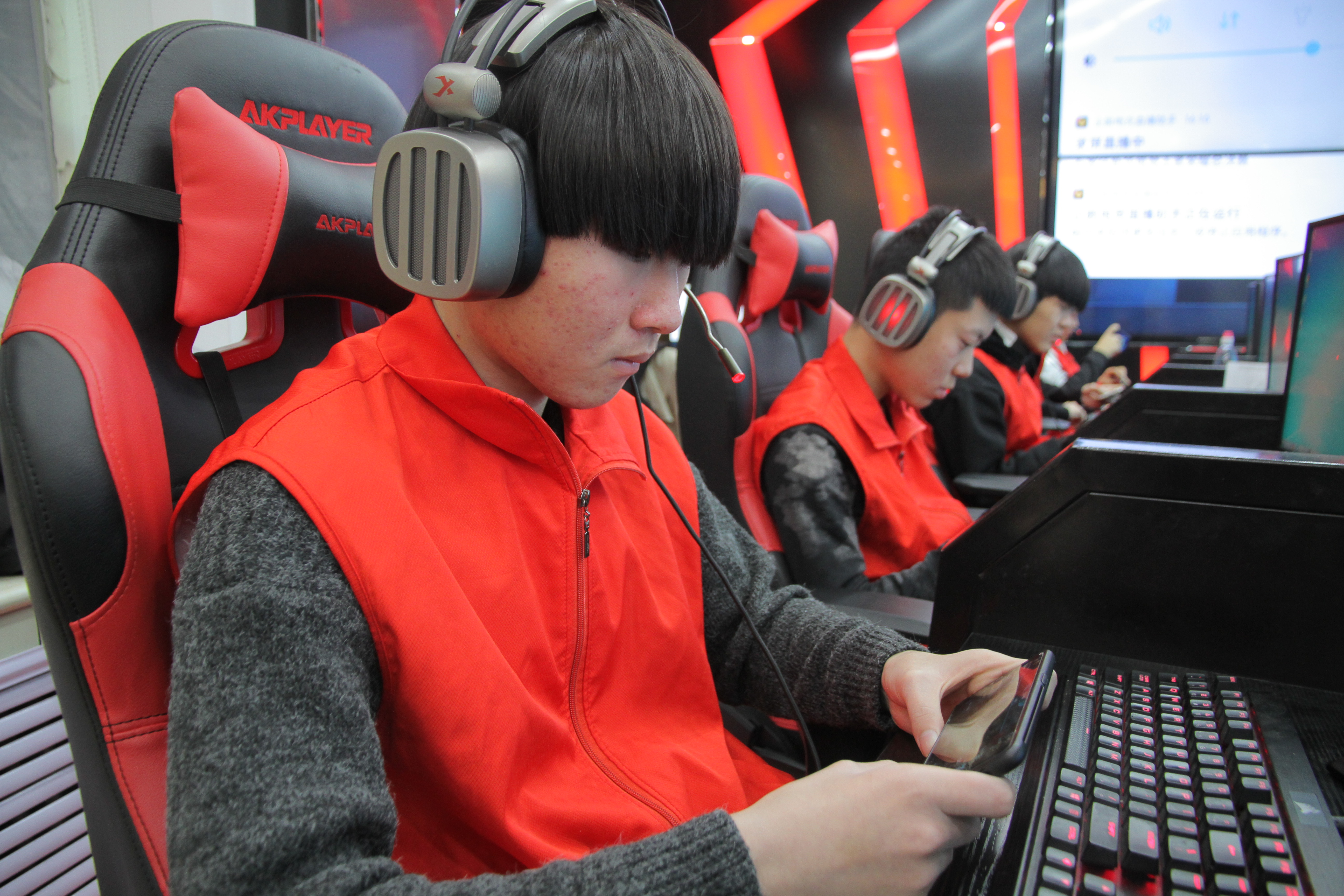 王者荣耀,英雄联盟冬季总决赛,电竞一触即发!