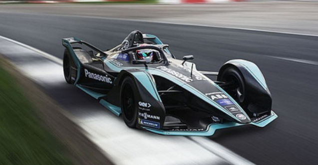 捷豹赛车流线型的设计充分缓解气流对赛车的阻力,发动的一瞬间火花塞