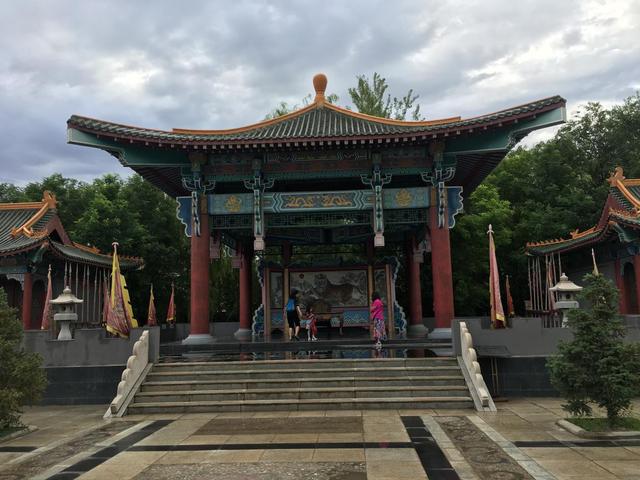 (参观哈回王府)