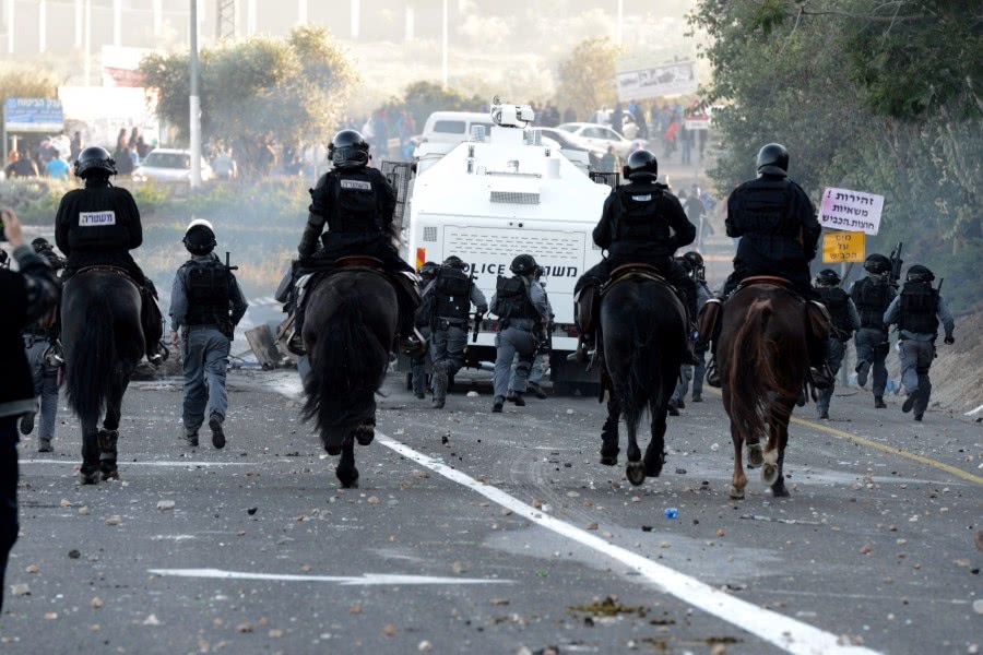 让巴勒斯坦人四处奔逃,看以色列怎样对付示威者,骑警是横冲直撞