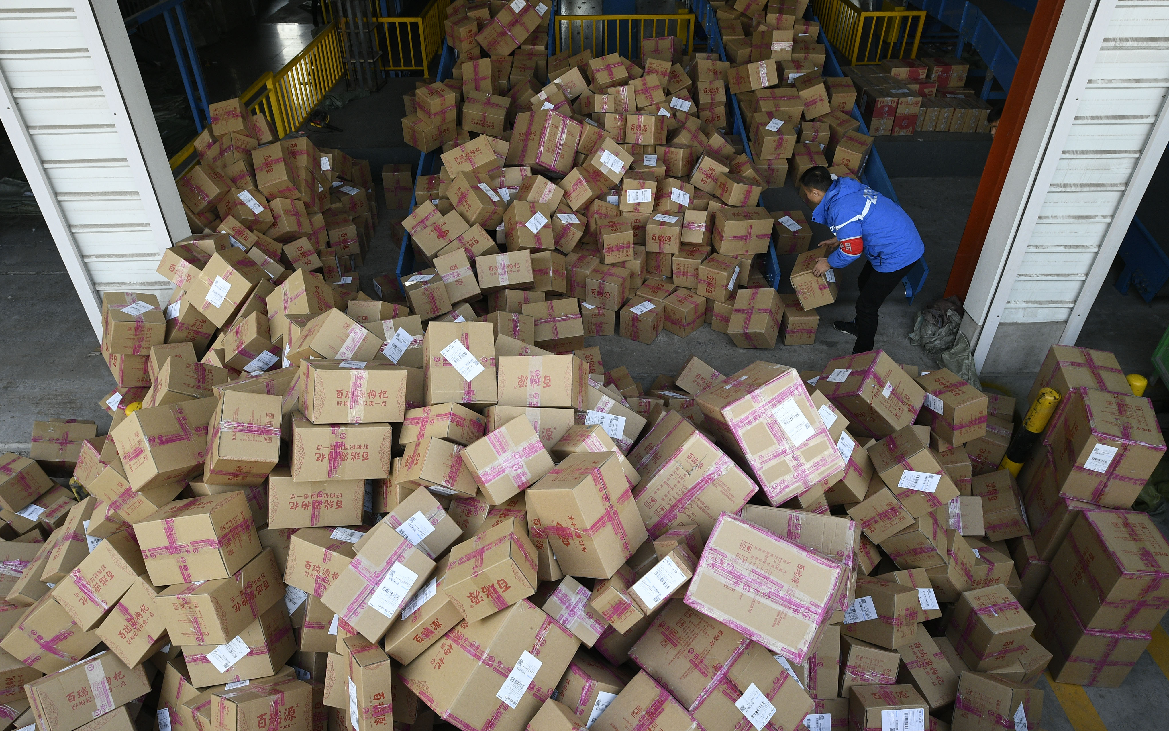 11月12日,宁夏银川市一家快递公司的工人在分拣快件