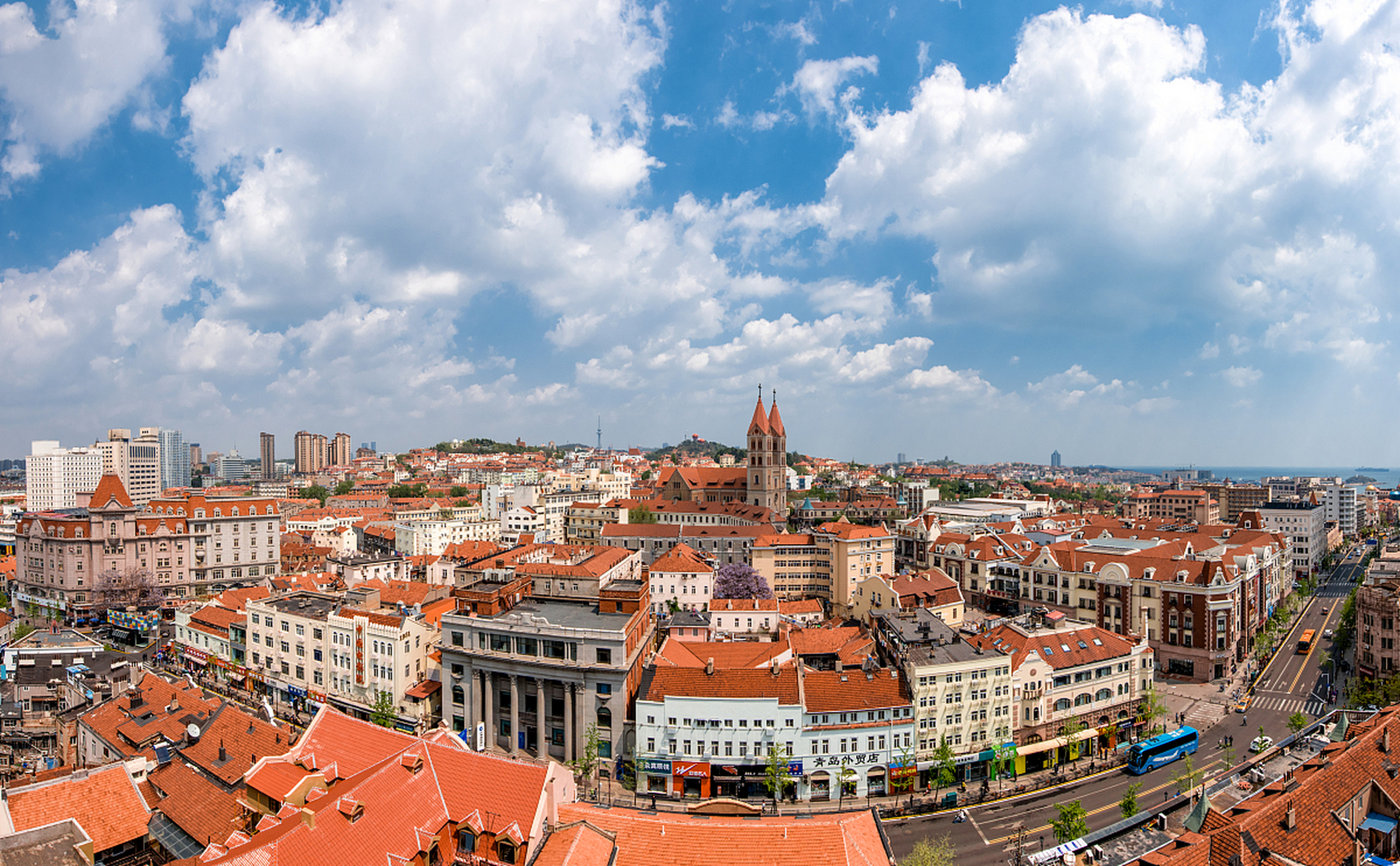 大学路鱼山路属于青岛小鱼山文化名人街区,这里红墙绿树,林深楼静