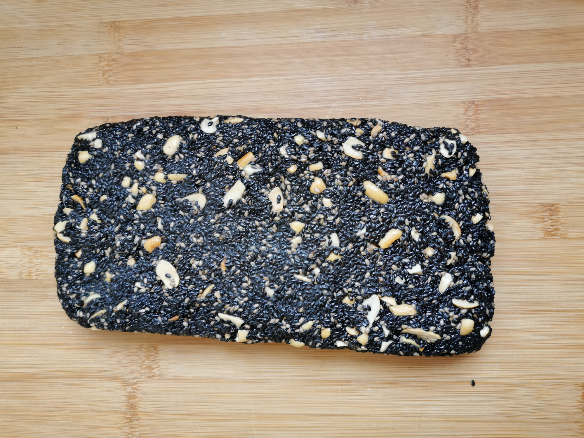 快过年了,教你在家自制芝麻花生糖,香甜酥脆不黏牙,比买的好吃