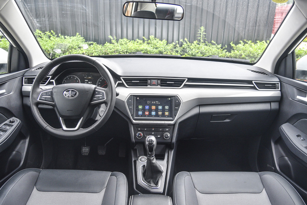 设计感不错的骏派a50,内饰采用对称式的设计,颇受年轻人的喜爱