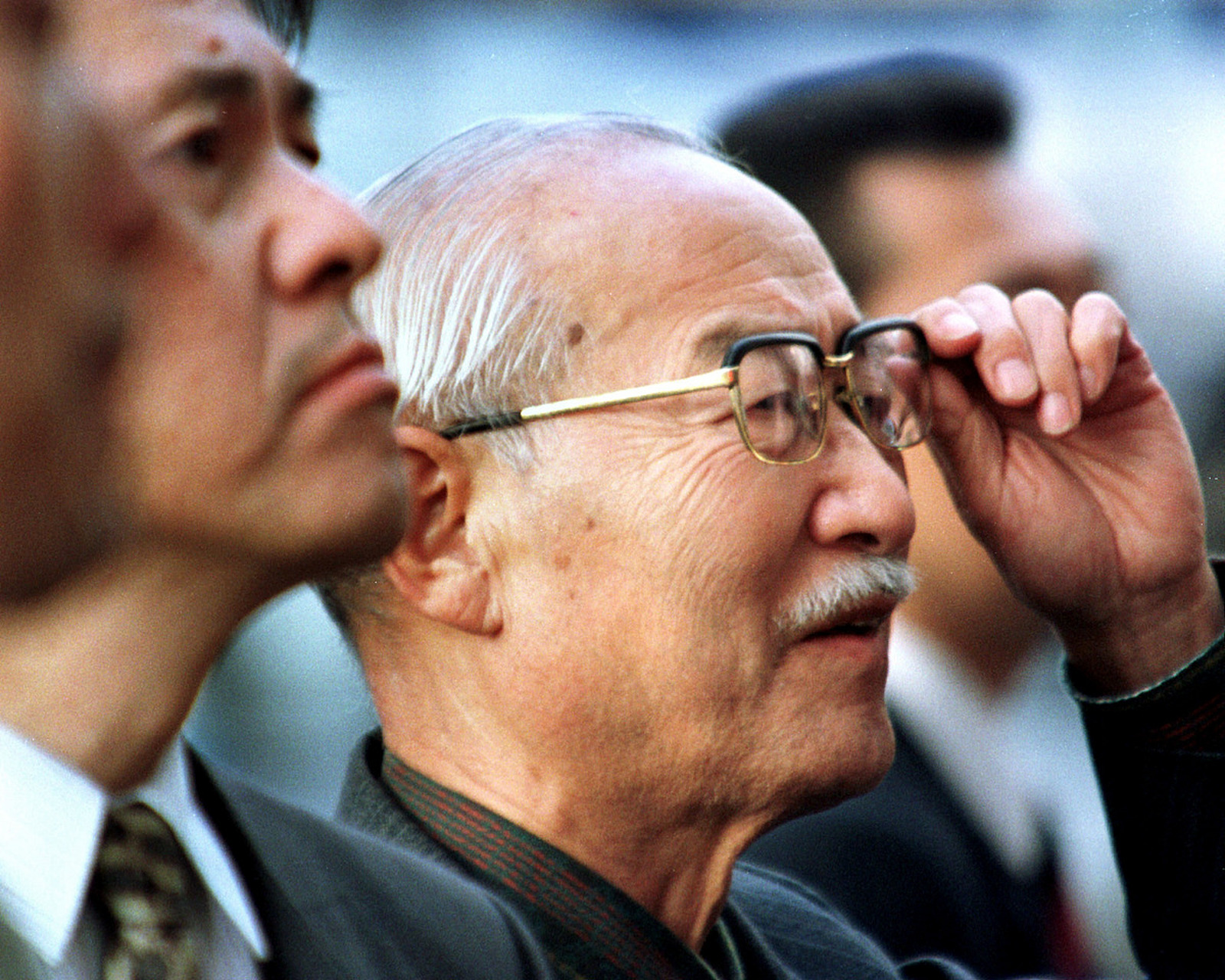 许渊冲之子许明选择在国外发展,受多元文化影响形成独特艺术风格,通过