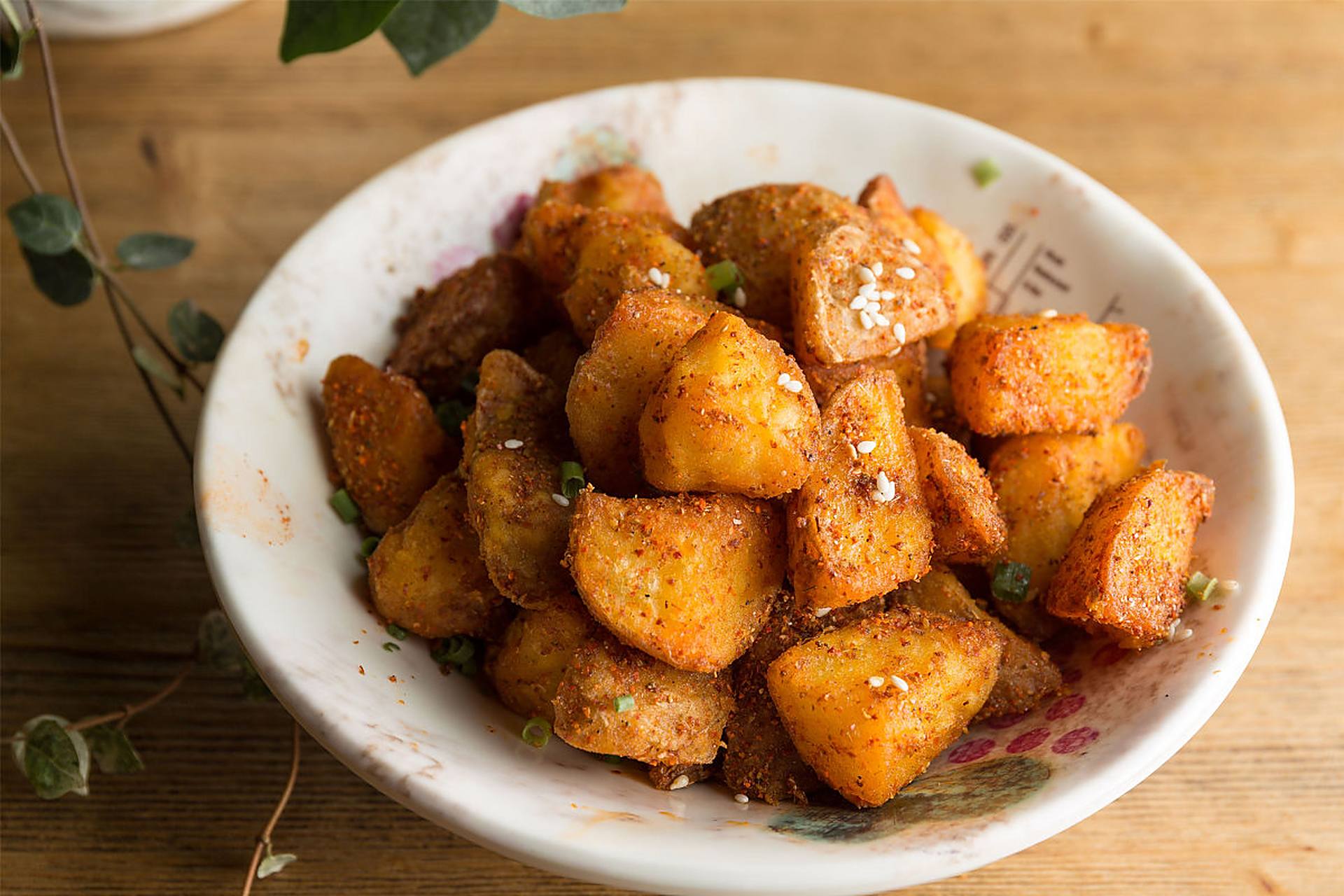 重庆的锅巴洋芋是一道来自山城的传统小吃,具有独特的风味和口感.