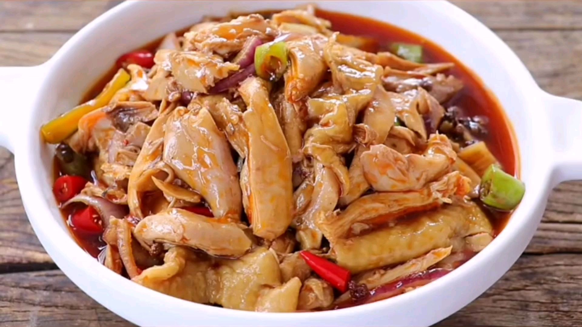新疆小吃:“椒麻鸡”的家常做法,用手一撕,鸡肉全部掉下来