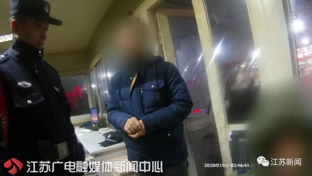 10岁男孩深夜离家出走，父母没找到就先睡了，民警发出灵魂拷问