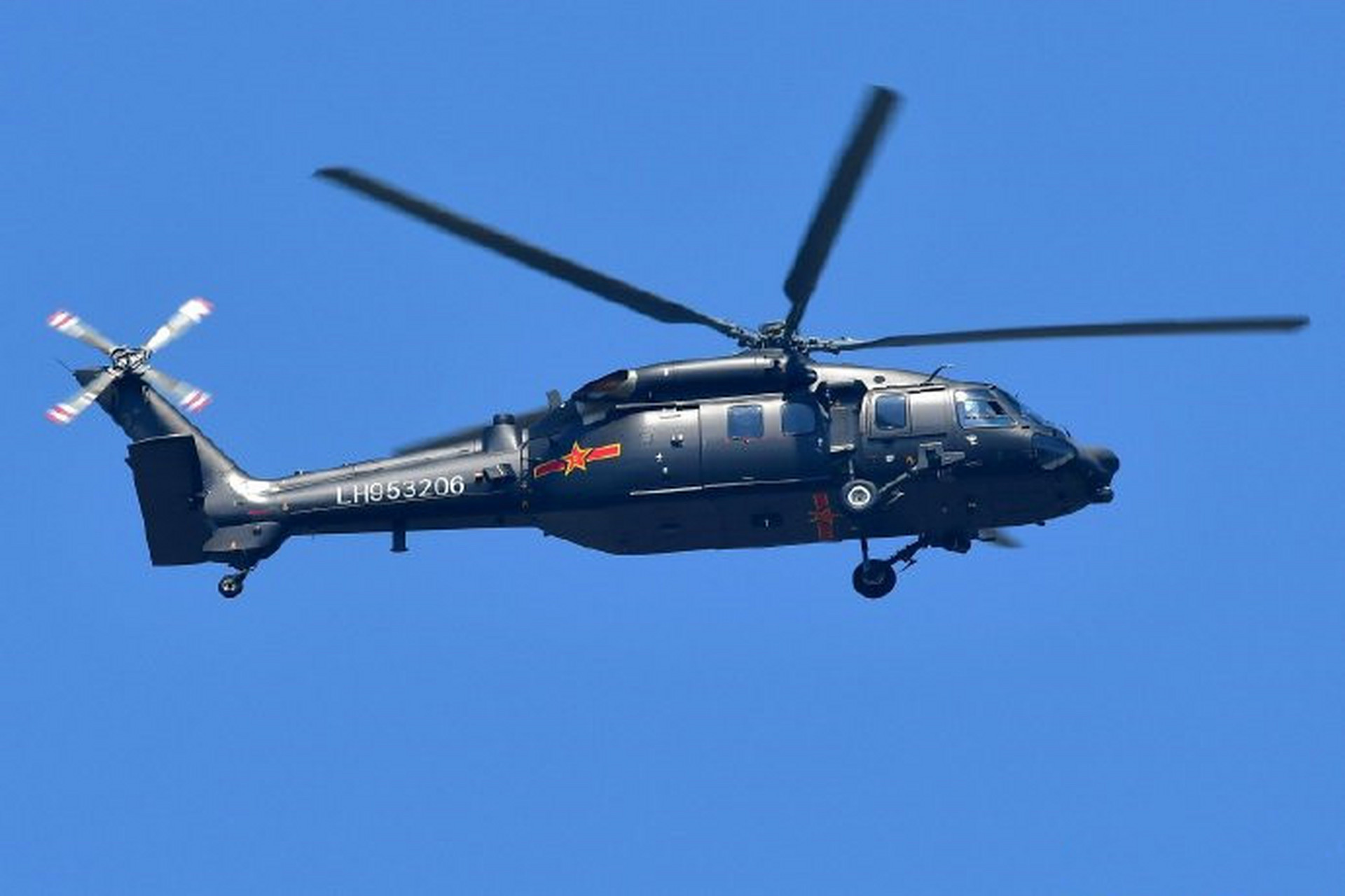 国庆七十周年大阅兵#四架不同编号的直20,期待它正式成军的那一天!