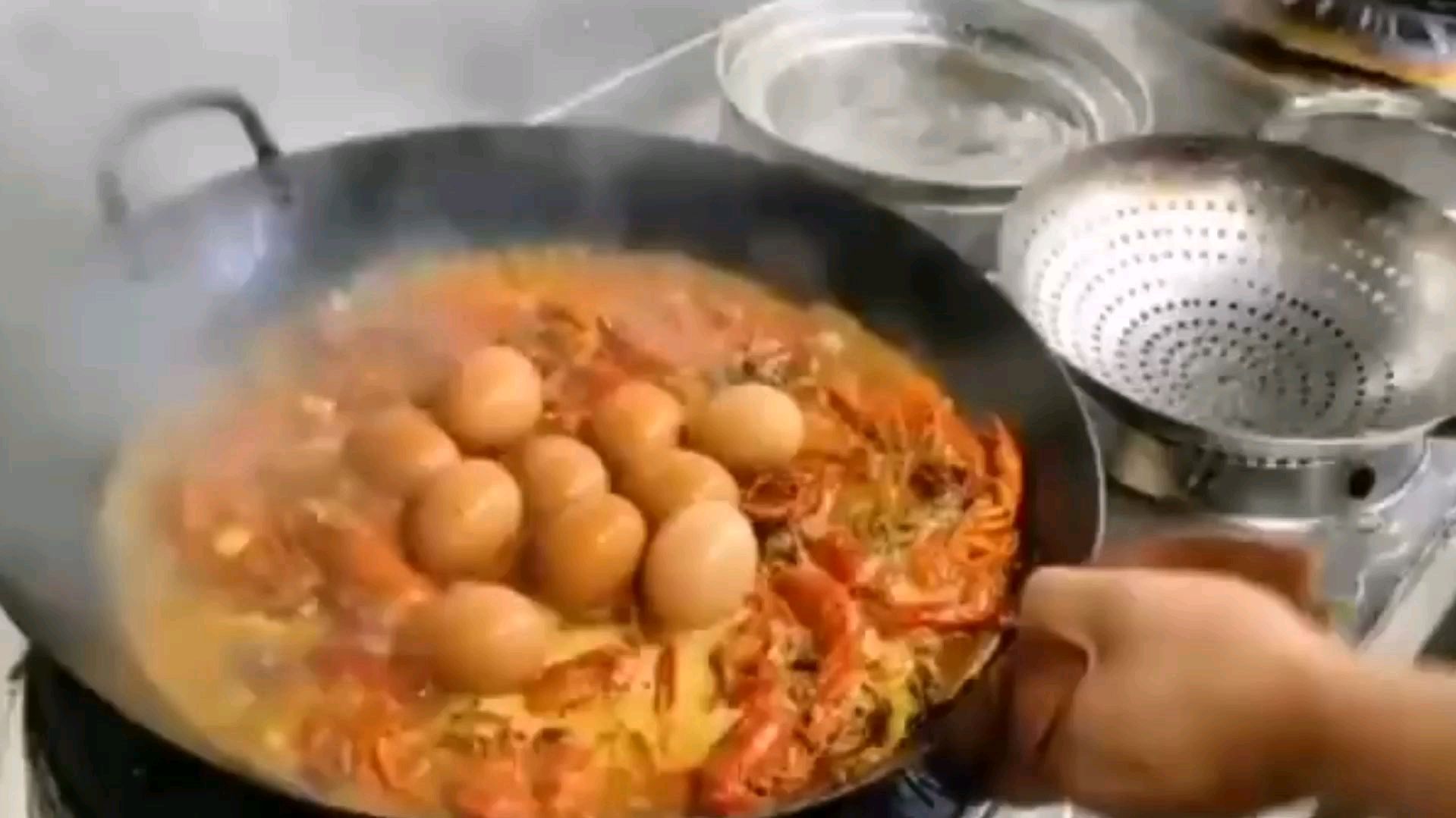 这道美味叫“虾扯蛋”,做出来是香辣可口,非常的下酒又下饭