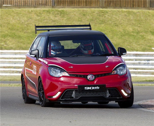 是一款两厢车,是英伦流行风格的车型,大家一起来看一下这辆车的造型