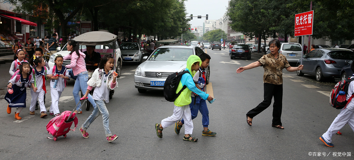 熊孩子过马路当游乐场,被撞上的车主会当冤大头吗