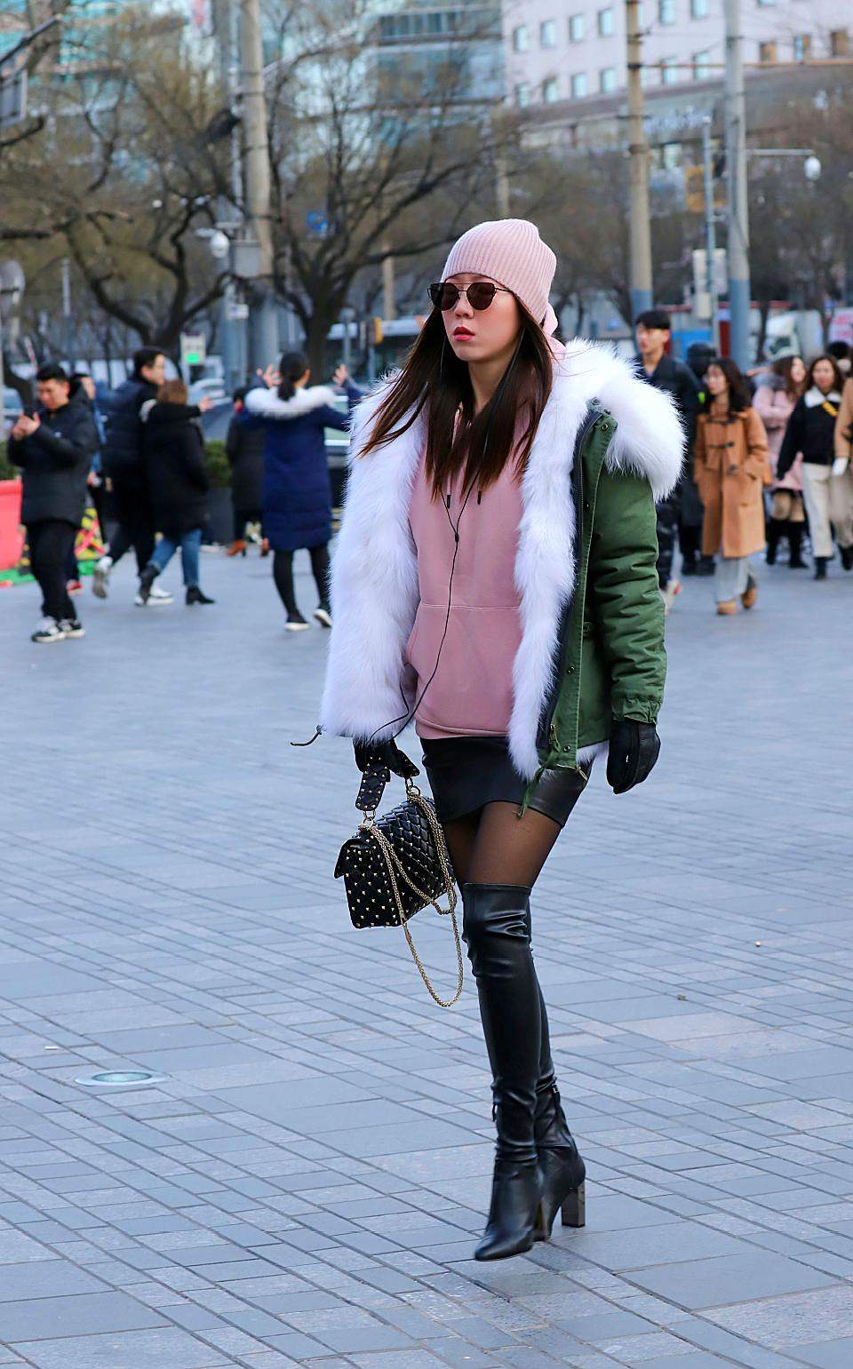 机车族的漂亮小姐姐,挺拔的英姿,柔美的细腰,个性潮流让人心动