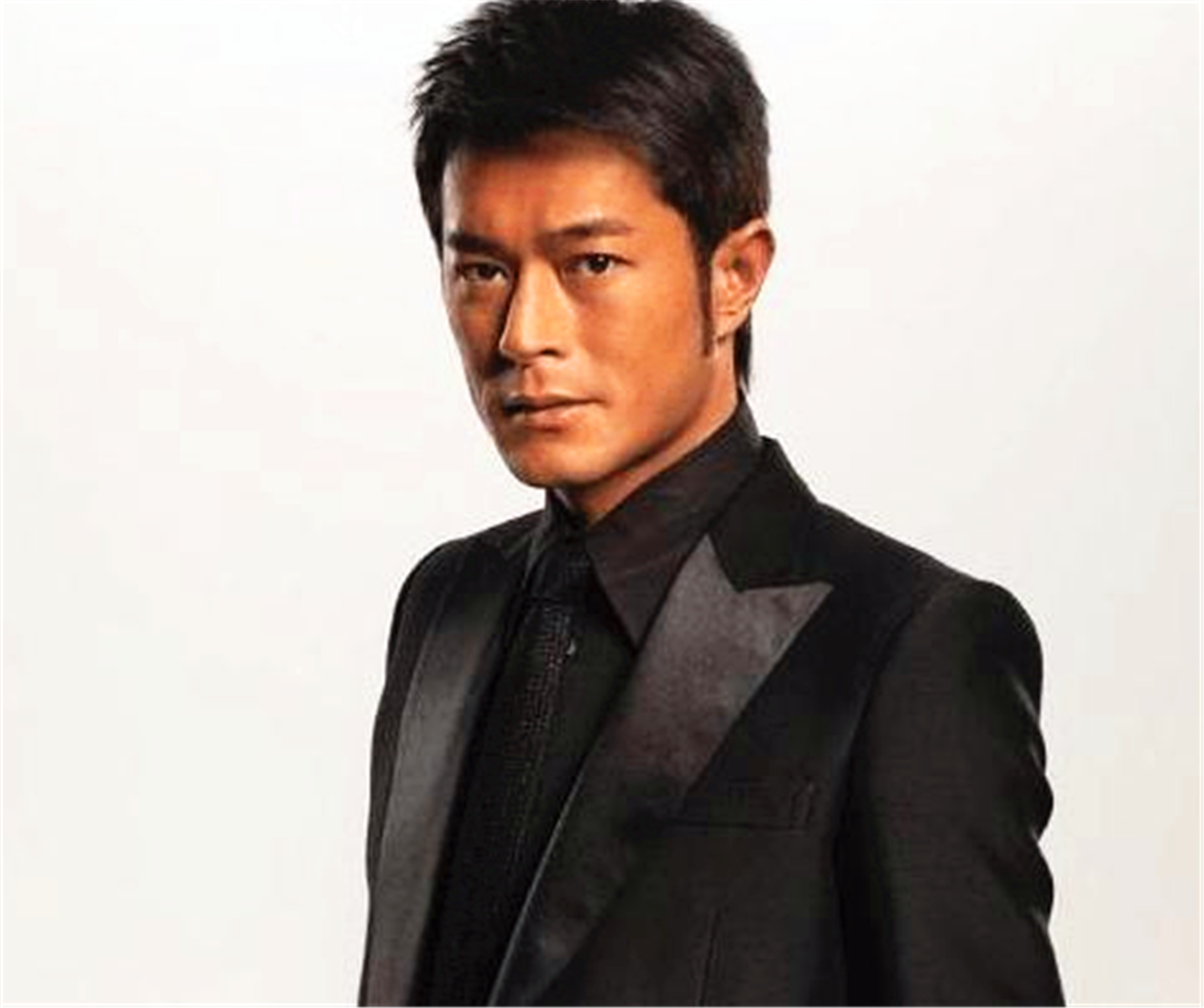 可是古天乐还是很简朴,手机用翻盖,这钱都去那了,网友不仅想,要不是