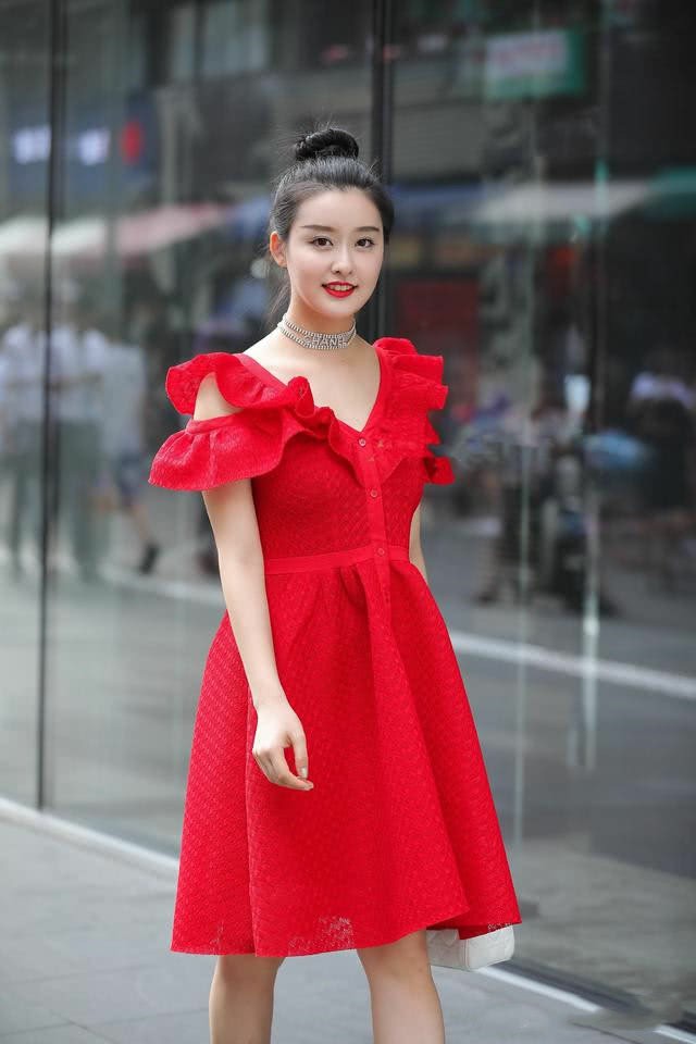小姐姐红色露肩连衣裙,肌肤白皙胜雪,清纯靓丽又迷人