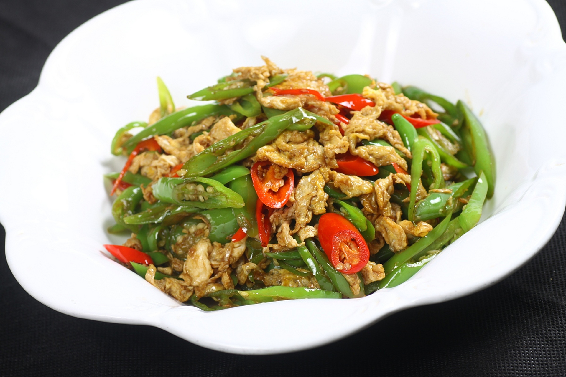 经典美食辣椒炒肉是一道传统的长沙菜,其历史可追溯到清朝