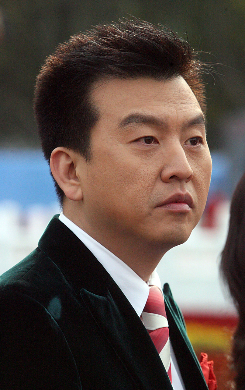 央视主持人张泽群质问法官:《宪法》的精神究竟是什么?