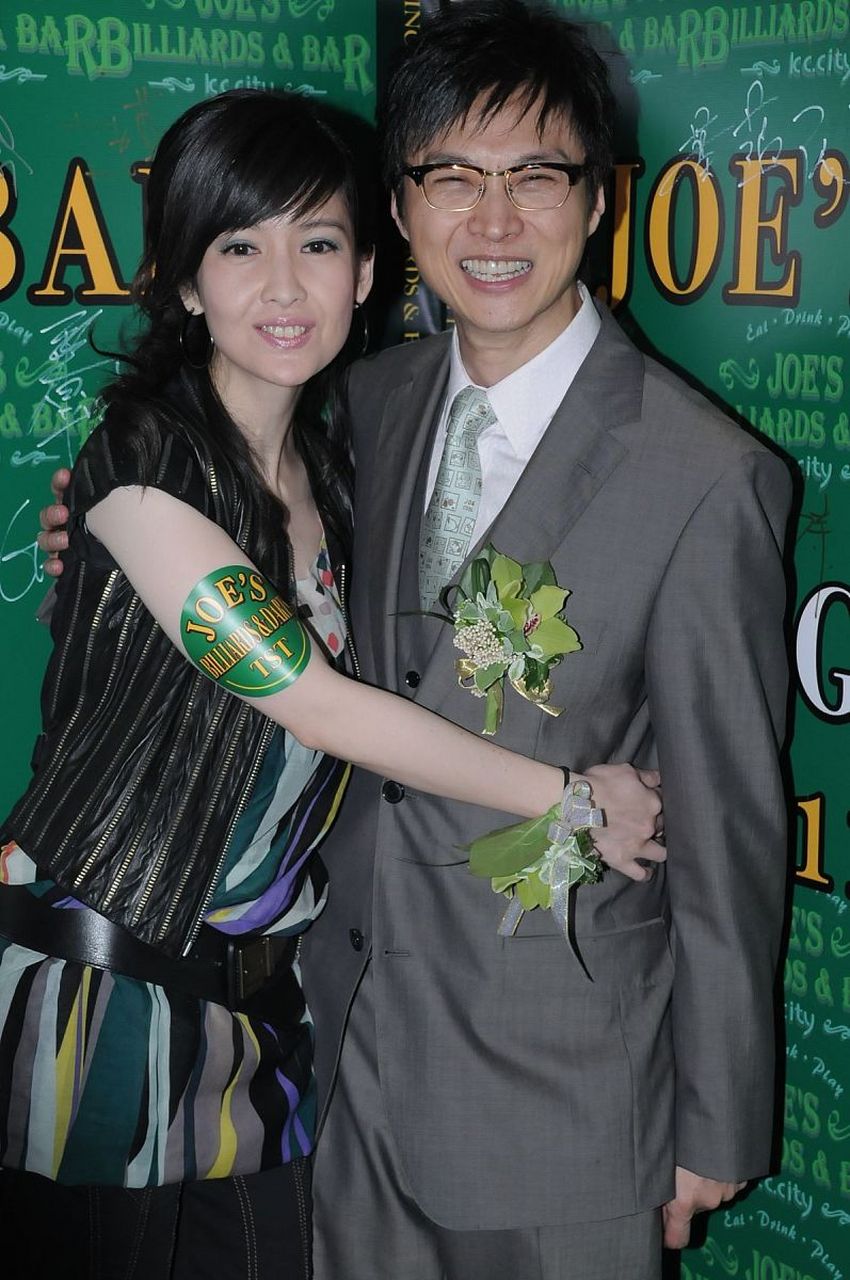 近日,网传55岁歌手,演员周慧敏与倪震离婚.