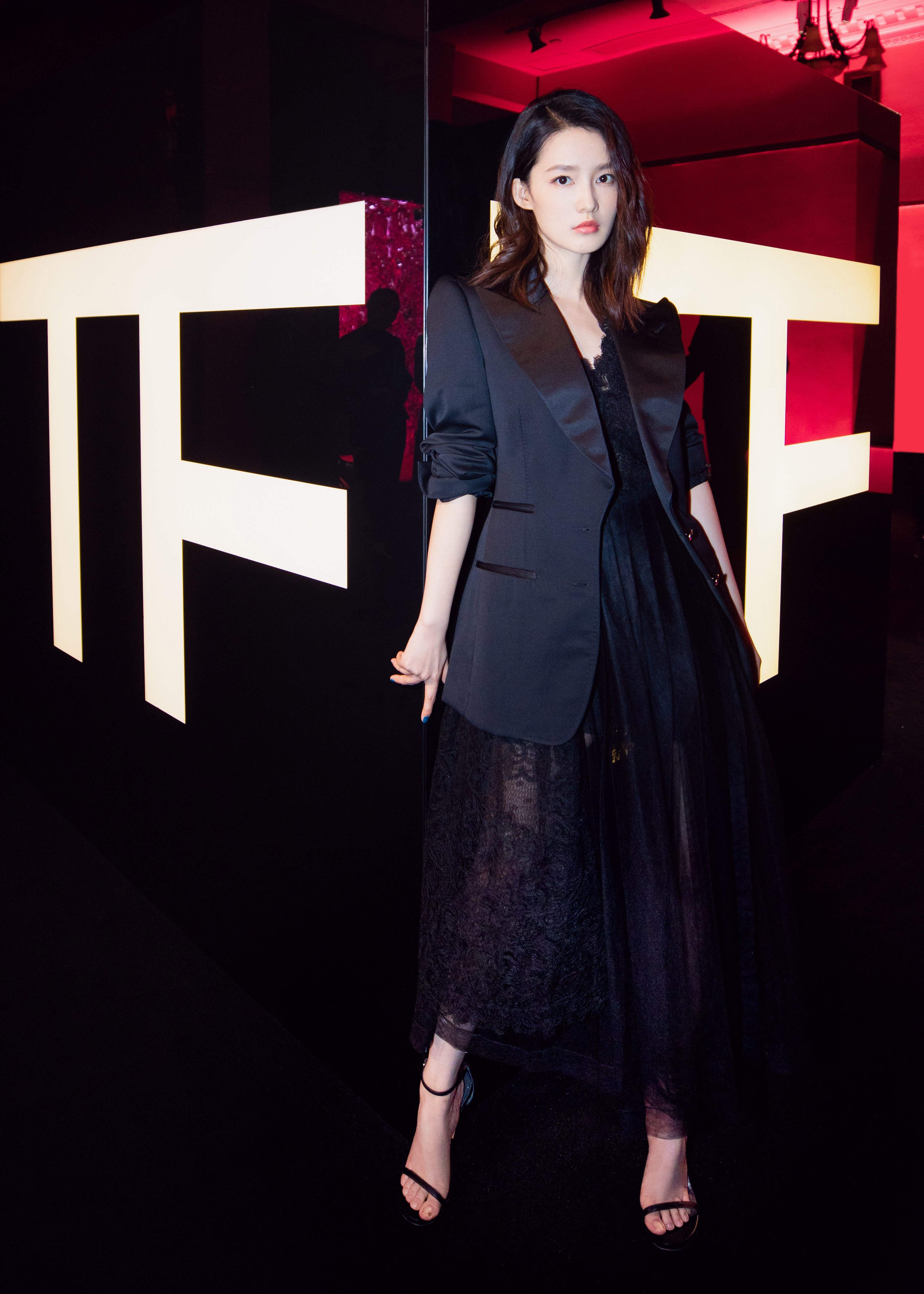 李沁出席香水活动 这样搭配又娘又man超好看