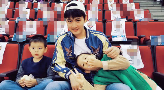 现在两人拥有一对可爱的双胞胎孩子.