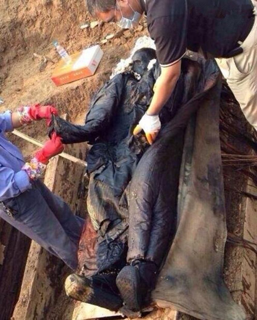 北京石景山挖出龙袍图片