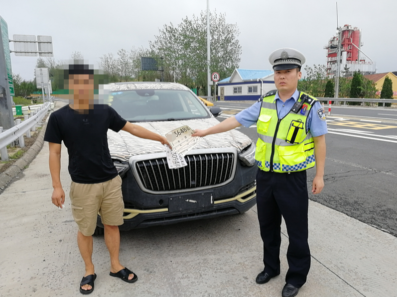 临时号牌上高速怎样拿卡片上车呢 临时号牌上高速怎样拿卡片上车呢