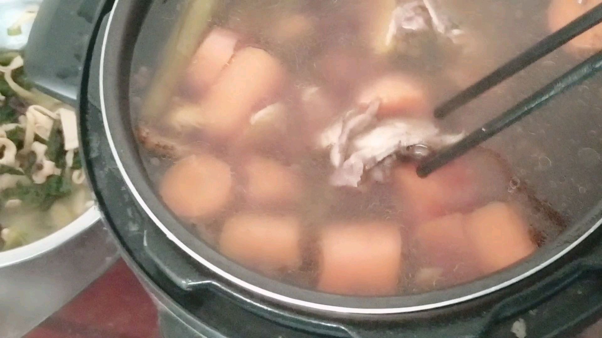 用一只草公鸡加胡萝卜加山药简单炖了一锅汤,汤鲜味美