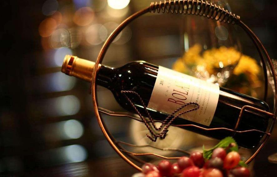 西餐桌上的红酒为何总是斜着放?多数人不了解缘由,难怪出洋相!