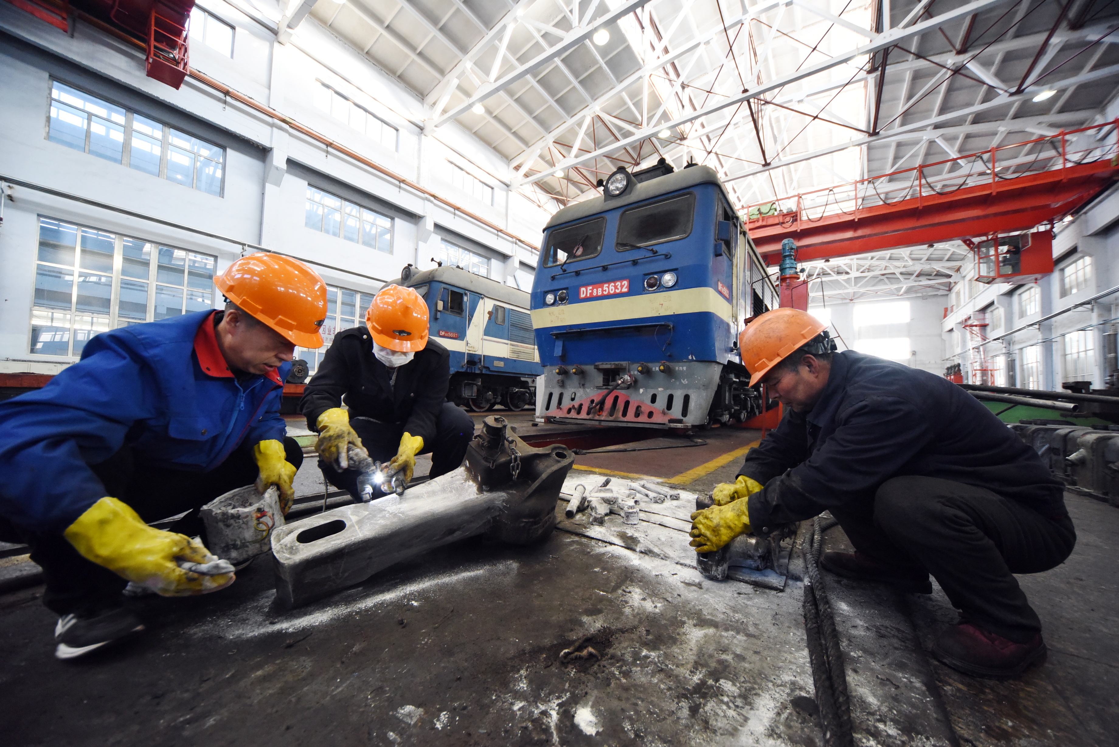 1月15日,在内蒙古乌兰察布集宁机务段,铁路职工对车钩进行探伤作业.