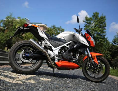 这款街车350cc,双缸水冷,声音浑厚,仅售16500元