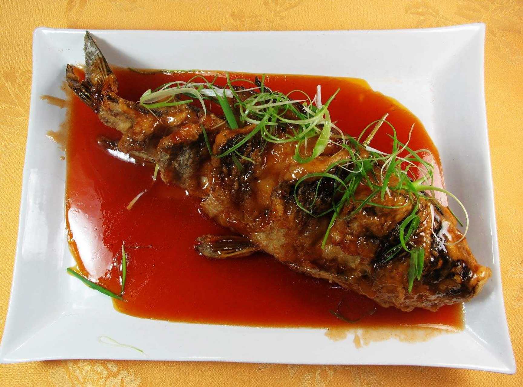 糟辣脆皮鱼,是贵州贵阳的汉族传统名菜之一,属于黔菜系.