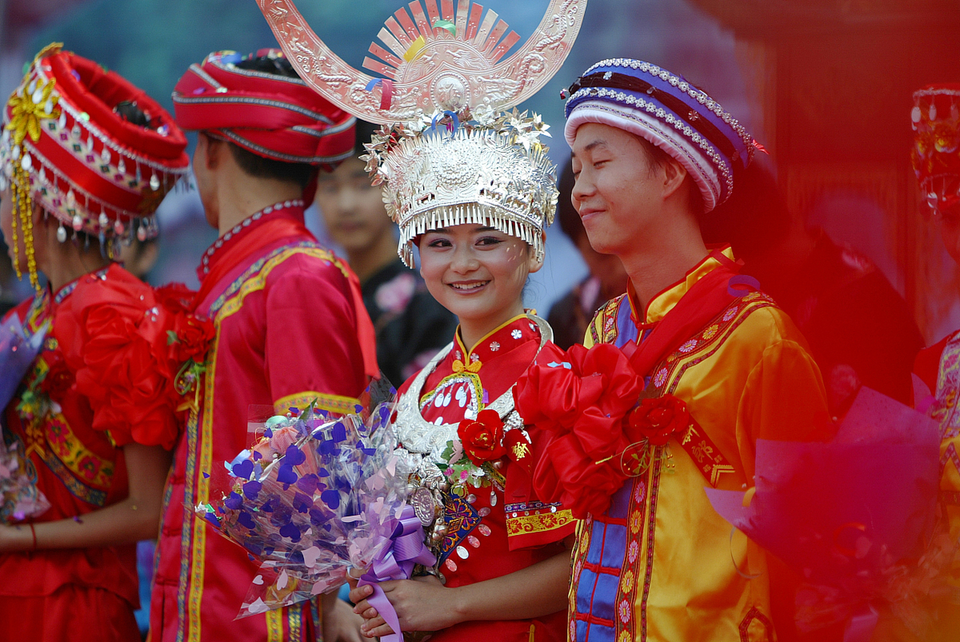 彝族新娘穿传统服饰乘高铁出嫁,这一亮眼瞬间,如同一道美丽的风景线