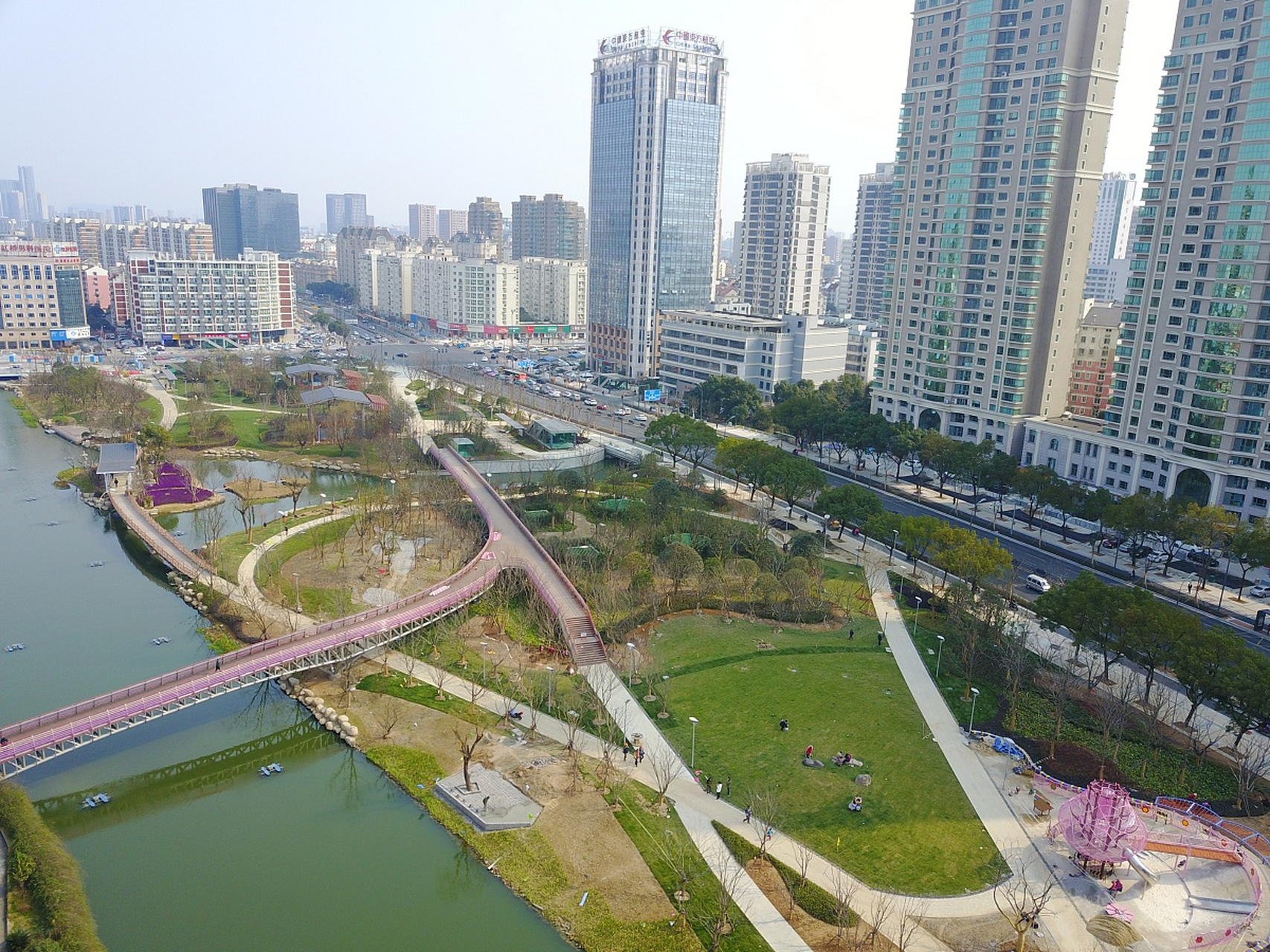 武汉的西北湖绿化广场,听名字就给人一种绿意盎然的感觉,没错,这里就