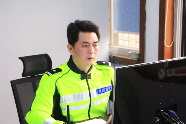 秀峰区交通警察大队副大队长廖志强在和骑警队员开会,总结昨日进行的"