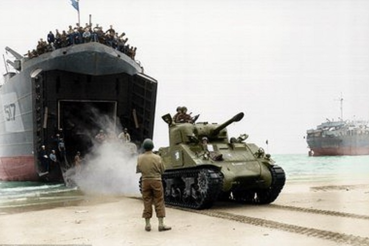 諾曼底登陸成功,又有一批盟軍的坦克從登陸艦上開向地面.